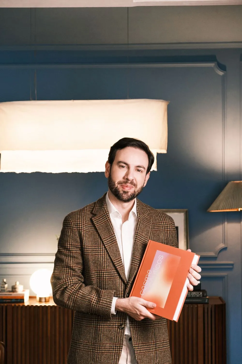 Dr. Felipe Ribeiro com um de seus livros