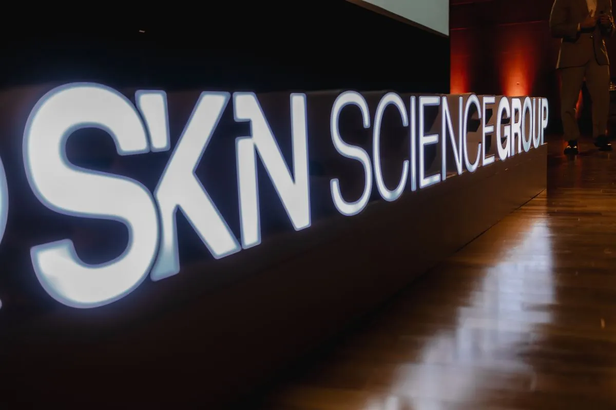 Letreiro da SKN Science Group no evento