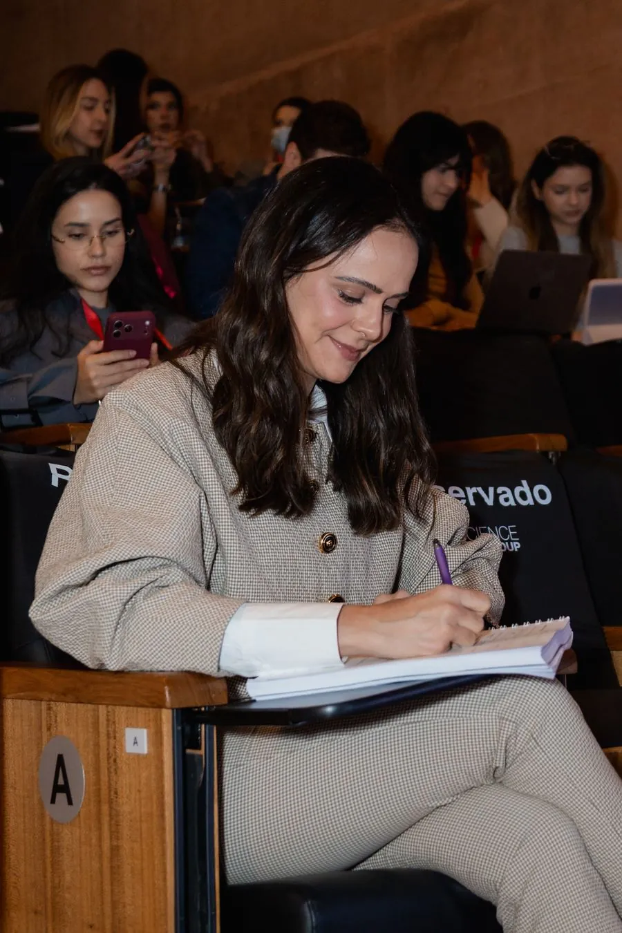 Participante anota durante a aula