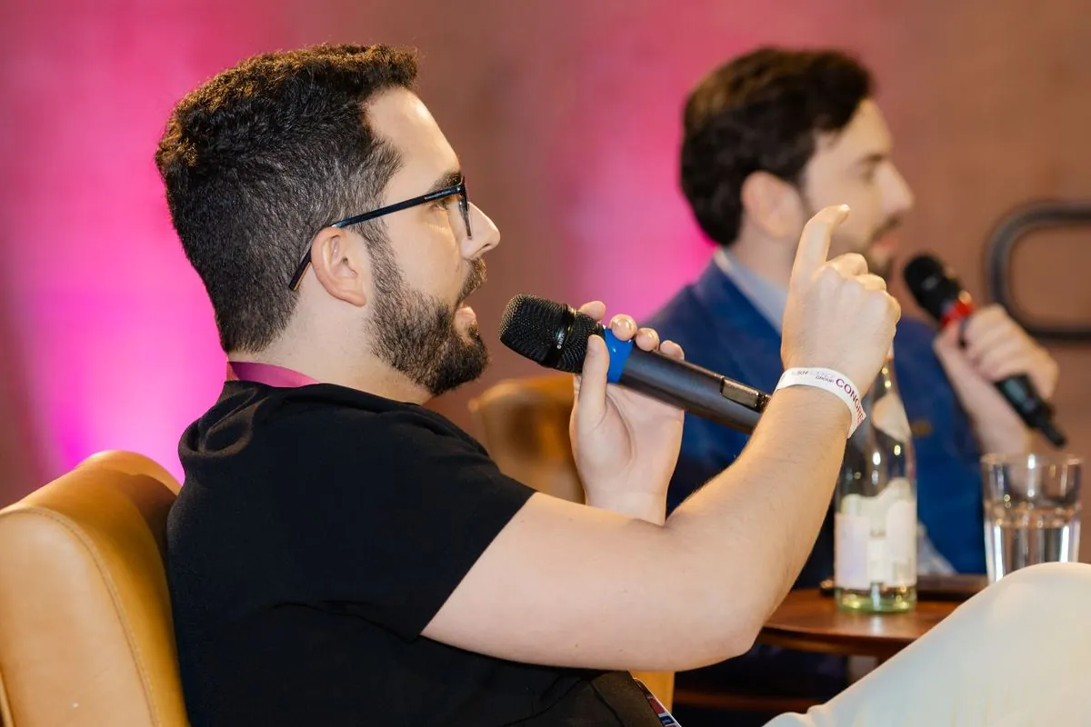 Discussão entre especialistas no palco