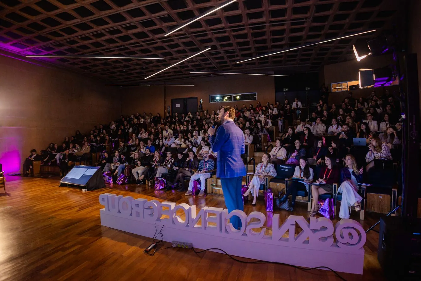 Auditório lotado durante o simpósio